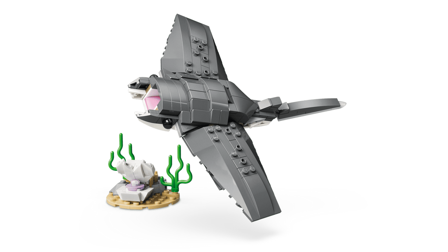 Creator 3 in 1 FIERCE SHARK WITH A TREASURE CHEST LEGO
