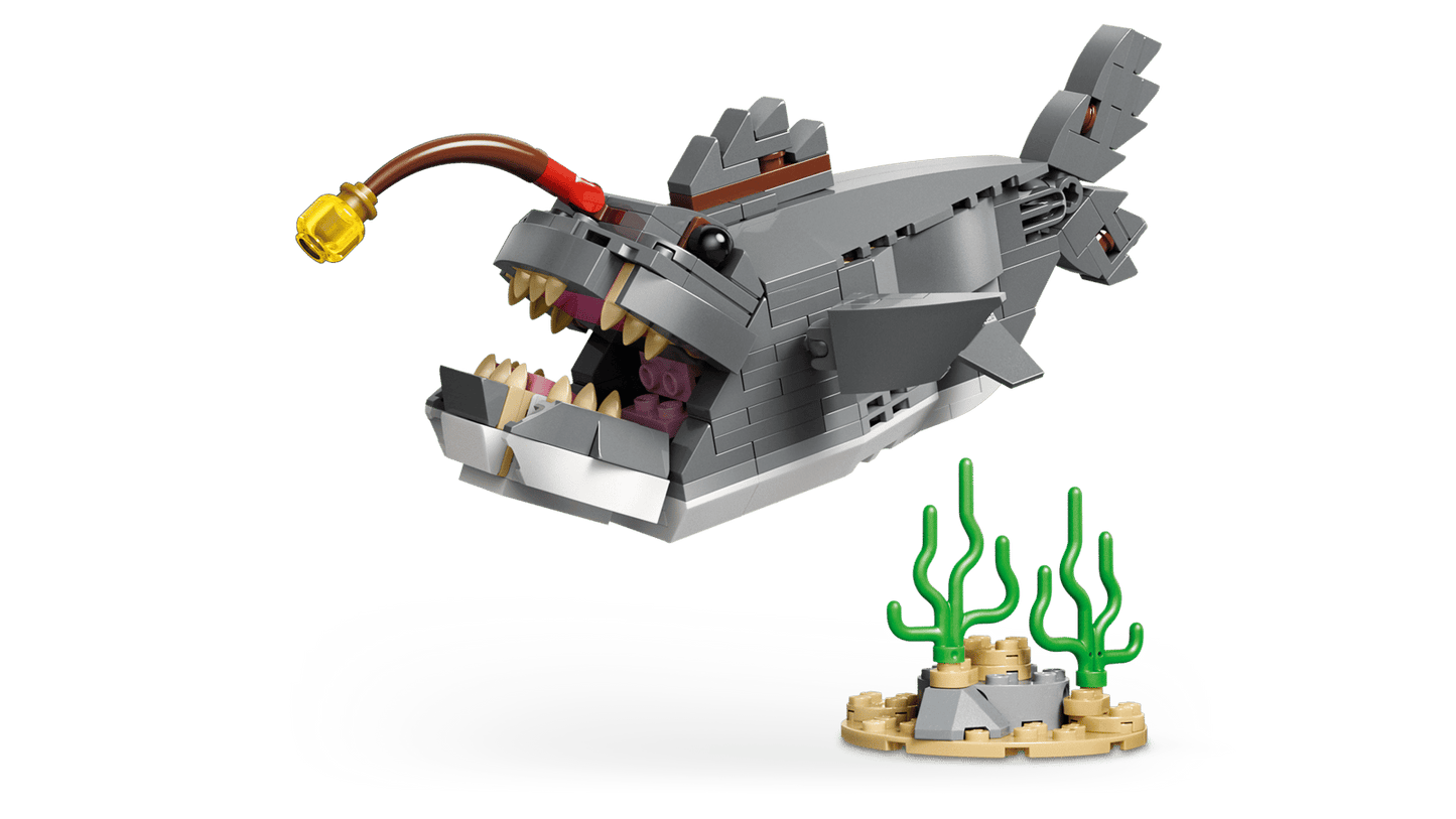 Creator 3 in 1 FIERCE SHARK WITH A TREASURE CHEST LEGO
